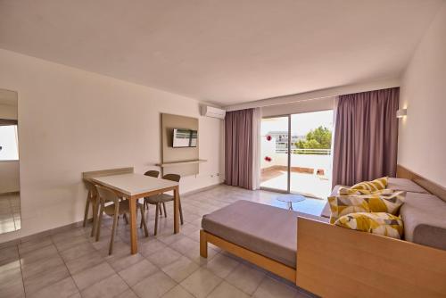 un soggiorno con divano e sala da pranzo di Apartamentos Vista Club a Santa Ponsa
