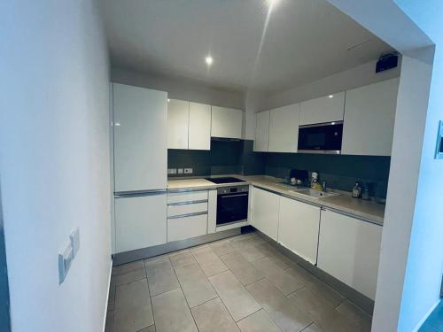 Η κουζίνα ή μικρή κουζίνα στο The Edge Apartments