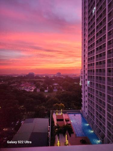 a view of a sunset from a building at Breeze Staycation by Charmed in Sampong
