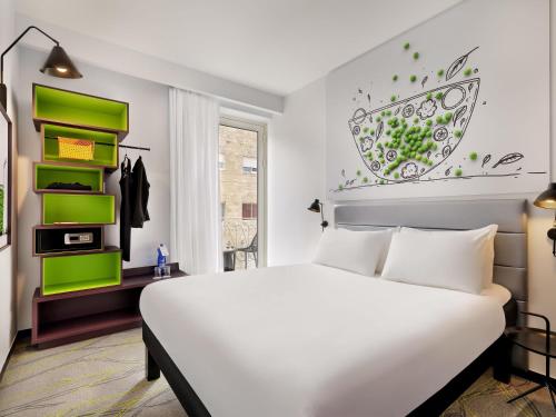 Кровать или кровати в номере Ibis Styles Jerusalem City Center - An AccorHotels Brand