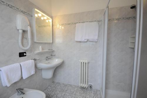 Et badeværelse på Santorsola Relax Hotel