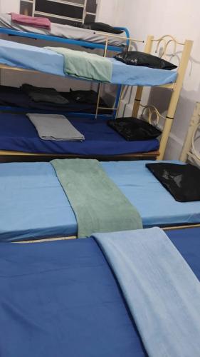 un groupe de quatre lits superposés dans une pièce dans l'établissement Pousada Tia Marcia, à Cachoeira Paulista