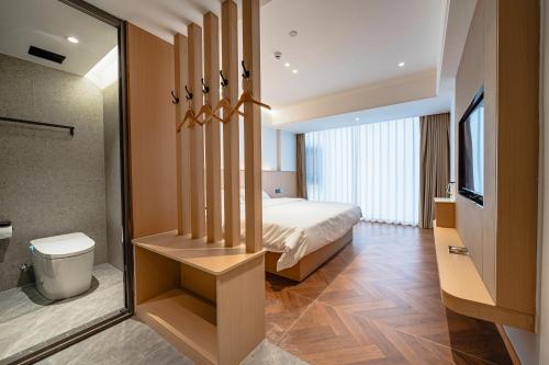 Habitación de hotel con cama y aseo en Ban Shan Du Hotel, en Yangshuo