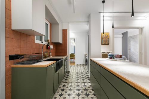 Elysia - Crafted 2-Bedroom Apt & Balcony in Athens