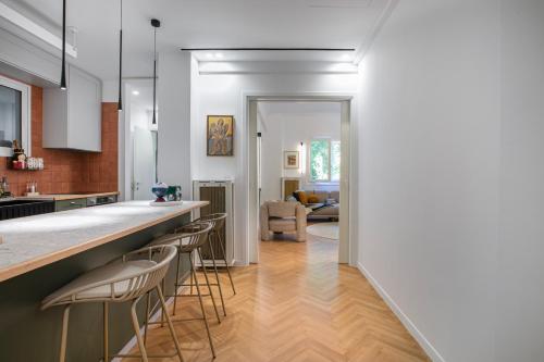 Elysia - Crafted 2-Bedroom Apt & Balcony in Athens