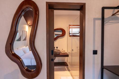 ウルワツにあるMakai Suitesの鏡