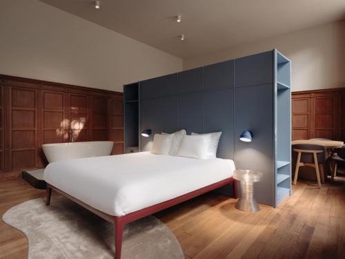 Кровать или кровати в номере Conscious Hotel Oudegracht