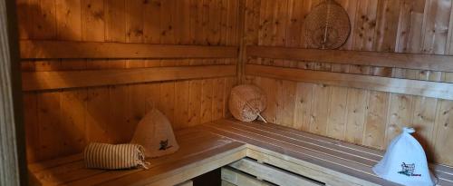 ダルウォボにあるLetnia willa Jacuzzi & Saunaの木製のパネルと枕が備わったサウナ