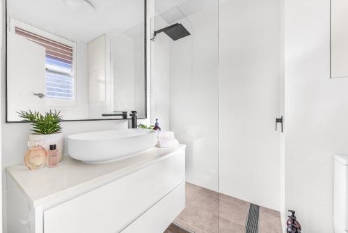 Ένα μπάνιο στο JoJo's Place! Harbour views, 2 Beds and free parking