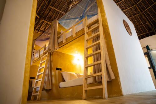 ナングウィにあるHostel 197のハウス内の二段ベッド付きの部屋