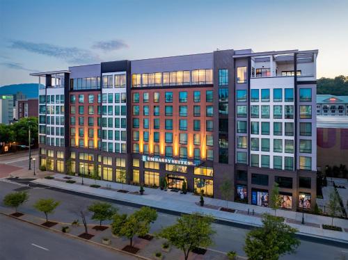 an office building with many windows on a city street at Embassy Suites By Hilton Chattanooga Downtown in Chattanooga