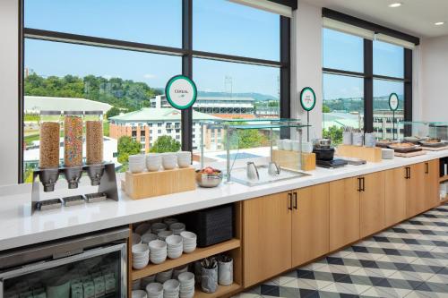 O bucătărie sau chicinetă la Embassy Suites By Hilton Chattanooga Downtown