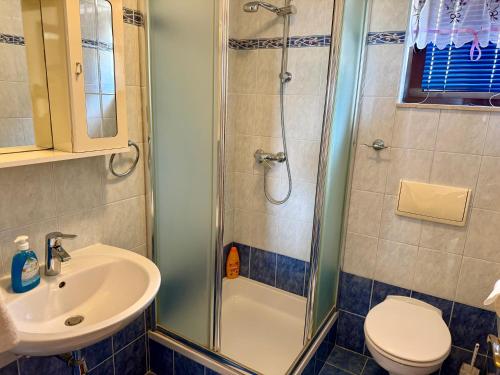 Et badeværelse på Apartments Gordana