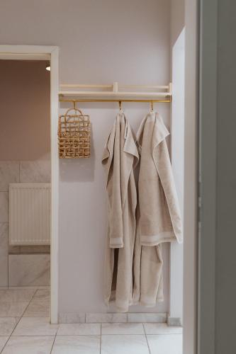 a bathroom with white towels hanging on a rack at Arkanum Studio in Altenburg