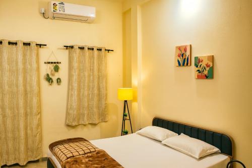 Katil atau katil-katil dalam bilik di Navkar Homestay - Ground Floor 2BHK near Mahakal