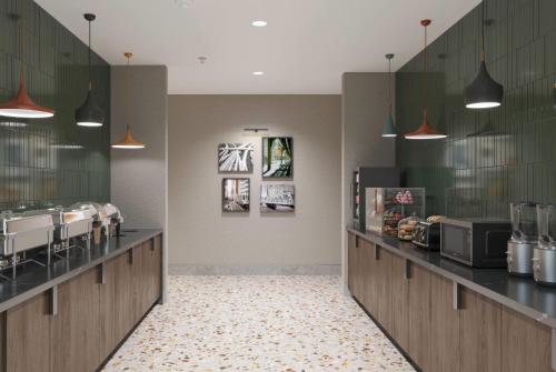 Køkken eller tekøkken på La Quinta Inn & Suites by Wyndham Tracy