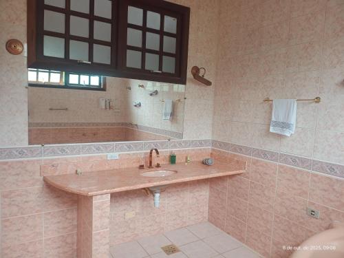 un baño con lavabo y espejo en Solar das Canoas Prumirim, en Ubatuba