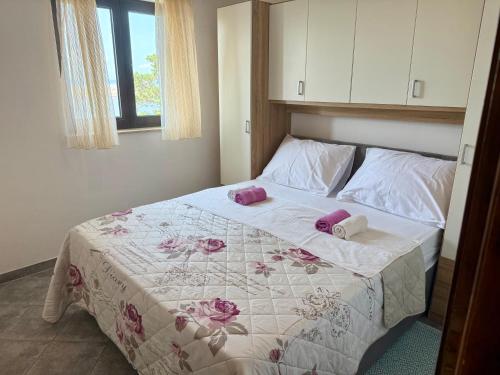 En eller flere senge i et værelse på Apartments Gordana