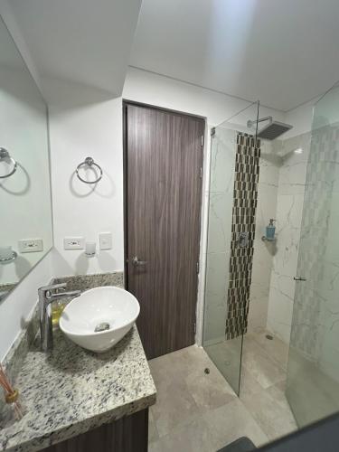 ein Badezimmer mit Waschbecken und Dusche in der Unterkunft Serenity Flat in Puerto Tierrabaja