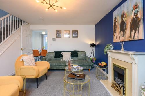 un salon avec un canapé et une cheminée dans l'établissement Quiet House, PRKG-3 Cars, Contractors & Families, York Centre 10mins, à York