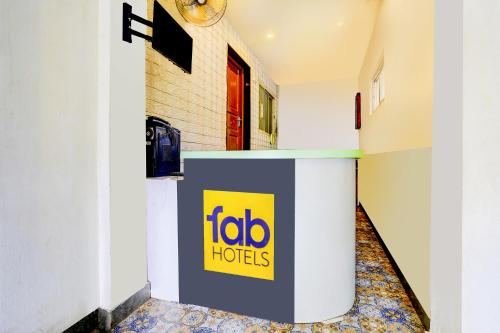 GoaにあるFabHotel Elvin Balaji Beach Palaceの側面に看板がある建物