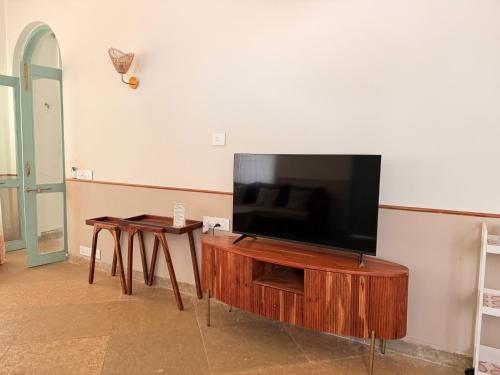 TV a/nebo společenská místnost v ubytování Love Story by Purple Door Villas