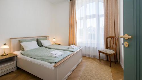 - une chambre avec un lit doté de draps verts et une fenêtre dans l'établissement Monte Cassino moj-sopot pl, à Sopot