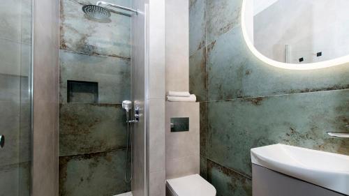 une salle de bains avec douche, toilettes et lavabo dans l'établissement Monte Cassino moj-sopot pl, à Sopot