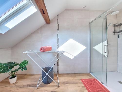 ein Bad mit einer Dusche und einer Glasduschkabine in der Unterkunft L'ECRIN DU BONHEUR - Neuf - Tout confort - Parking - Proche de Strasbourg - Spacieux - Proche Transports in Stutzheim