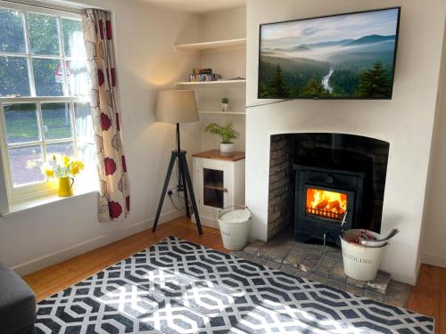 Giường trong phòng chung tại The Holts - Charming 2 Bed Cottage