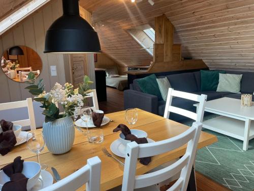 comedor con mesa con sillas y sofá en Havbris apartment with sea view in Borhaug, Farsund, en Borhaug