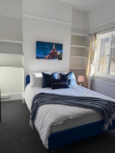 سرير أو أسرّة في غرفة في Stylish Private Rooms