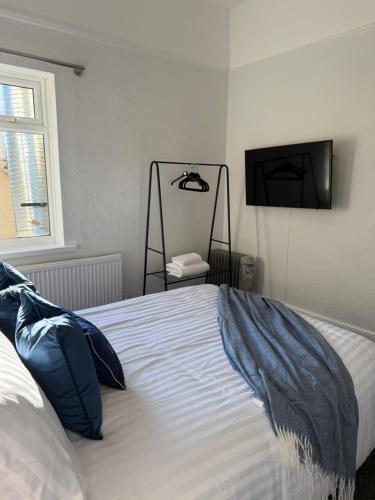 سرير أو أسرّة في غرفة في Stylish Private Rooms