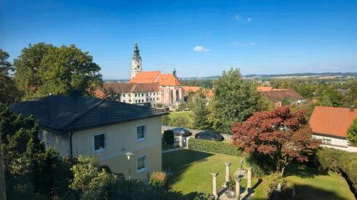 an aerial view of a house and a building at Zum Waldschlössl im Vilstal in Aldersbach