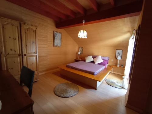 Postel nebo postele na pokoji v ubytování Grande ferme bretonne proche des plages