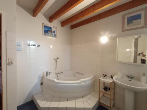 Koupelna v ubytování Grande ferme bretonne proche des plages