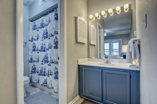 Chadwick AcresTopsail Dunes的浴室设有蓝色和白色的淋浴帘