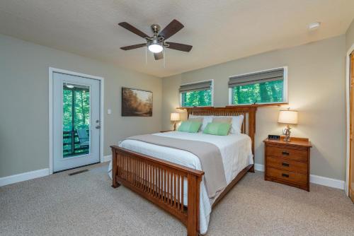 Ένα ή περισσότερα κρεβάτια σε δωμάτιο στο Lake Lure