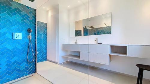 a bathroom with a sink and a shower at Villa de Prestige au Calme avec Vue exceptionnelle in Lorgues