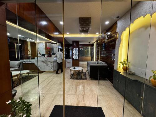 Η κουζίνα ή μικρή κουζίνα στο Hotel Himgiri Residency