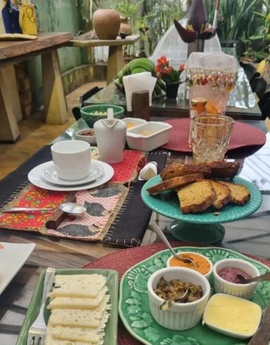 サンパウロにあるEspaço Spaの食器を盛り付けたテーブル