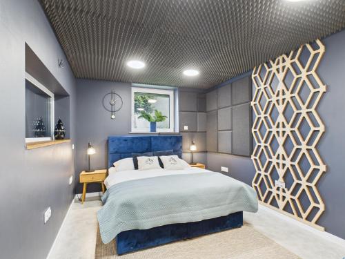 Postel nebo postele na pokoji v ubytování ApartamentySnu, Kasztelańska Loft