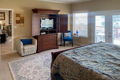 a bedroom with a bed and a flat screen tv at Central Terrace Retreat in Hot Springs