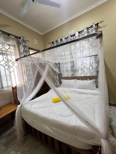 Giường trong phòng chung tại Boma villa kilimanjaro