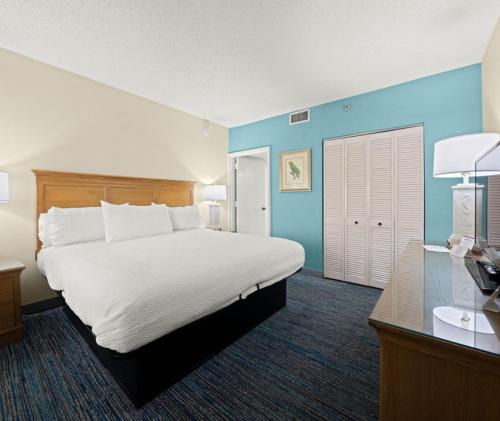a hotel room with a large bed and a desk at Barclay Towers by CoolVacay in Virginia Beach