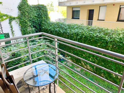 Prime Stay - Deluxe 1 Bedroom Apartment with Parking Included