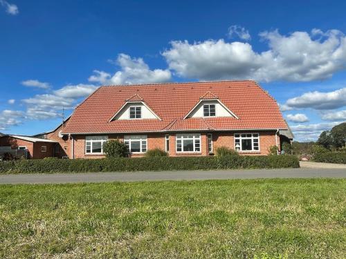 バーデにあるVestergård B&Bの赤屋根のレンガ造りの家