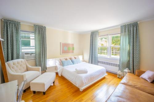 Posezení v ubytování 3bedroom APT with balcony & free street parking