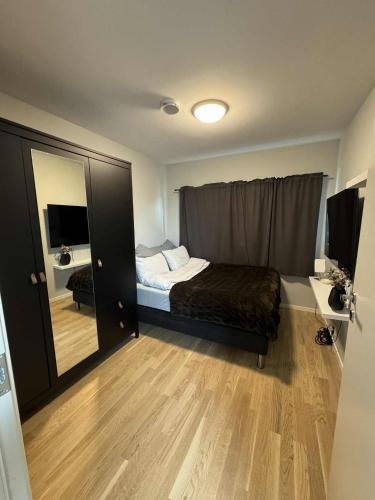 Un dormitorio pequeño con una cama y un espejo. en Modern townhouse in Lofoten, en Leknes