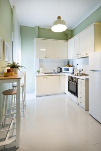 Central 3BR Apartment with Balcony